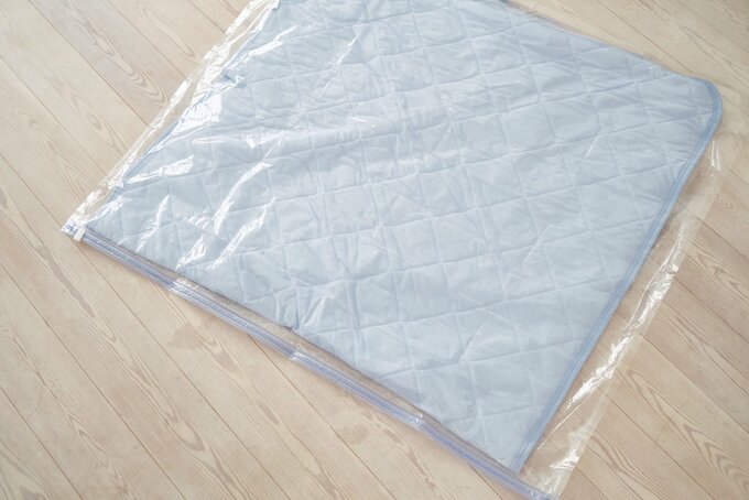 夏用寝具が入った圧縮袋
