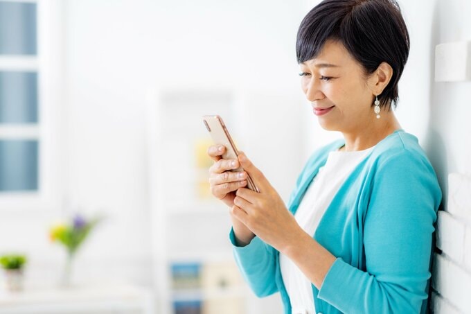 スマホを打つ女性