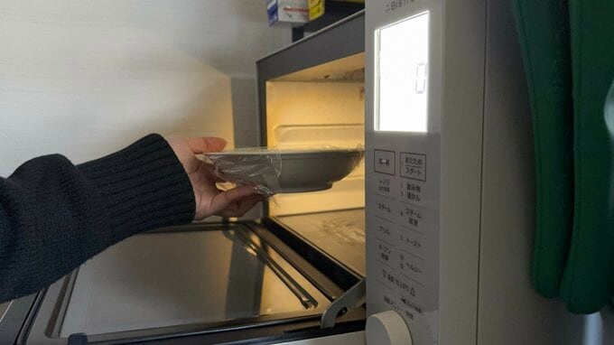 レンジにお皿を入れているところ