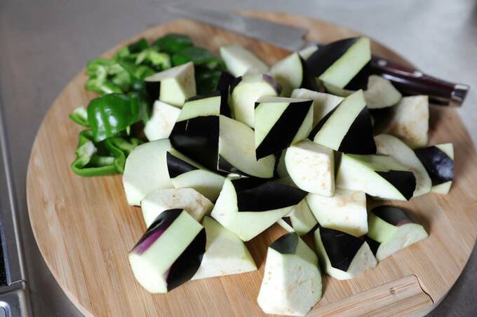 カットしたナスとピーマン