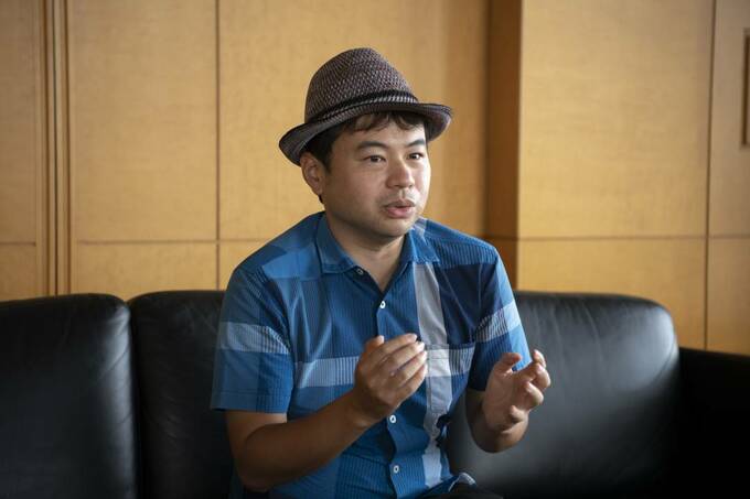 インタビューに答える男性