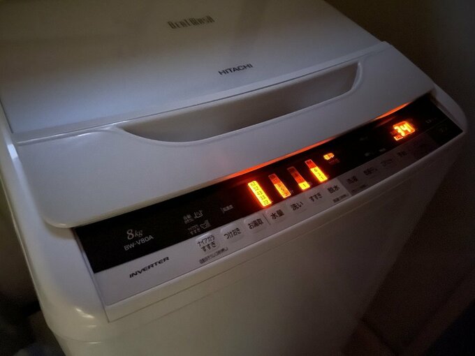 夜洗濯機を回している