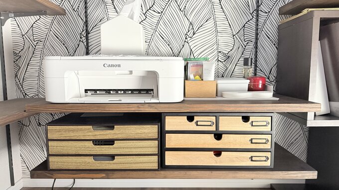 収納ラックが置かれた棚