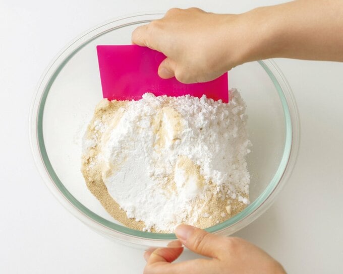 米粉パンの材料を混ぜている様子