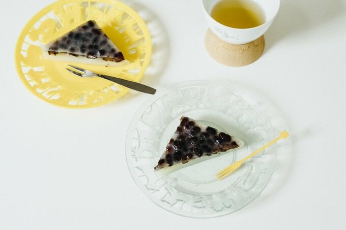 プラスチック皿×ミナペルホネンのティーカップ