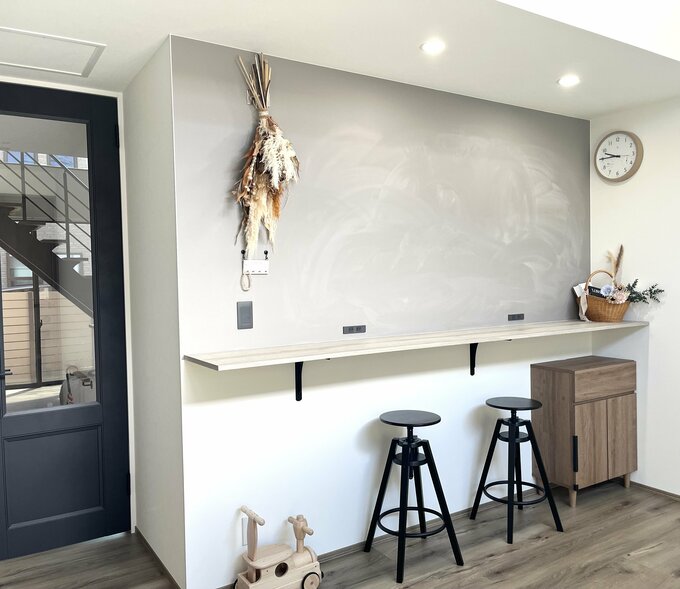 デスクカウンター上部に導入した黒板クロス