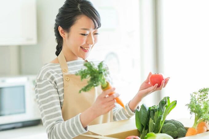 ネットスーパーを頼む女性