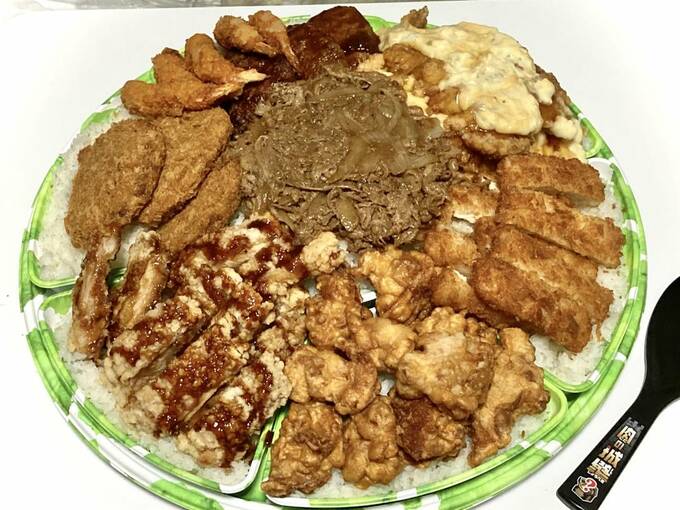 お皿にたくさんのお肉