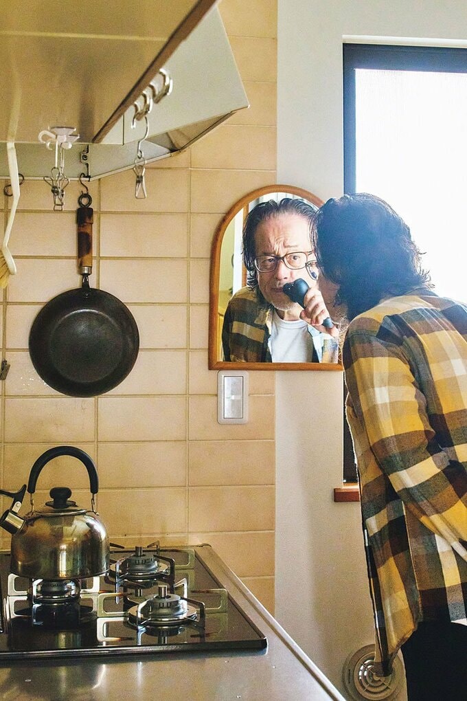 ひげそりをする男性