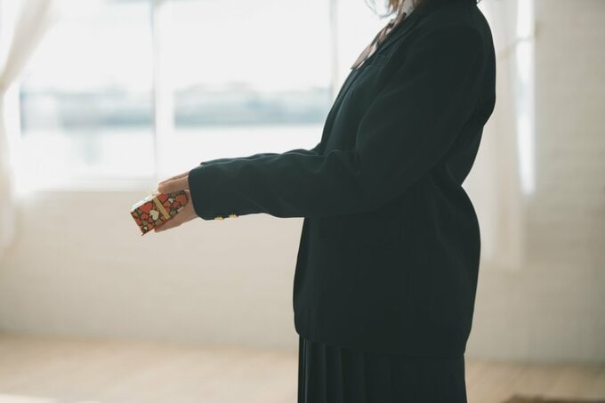 チョコレートをわたす学生