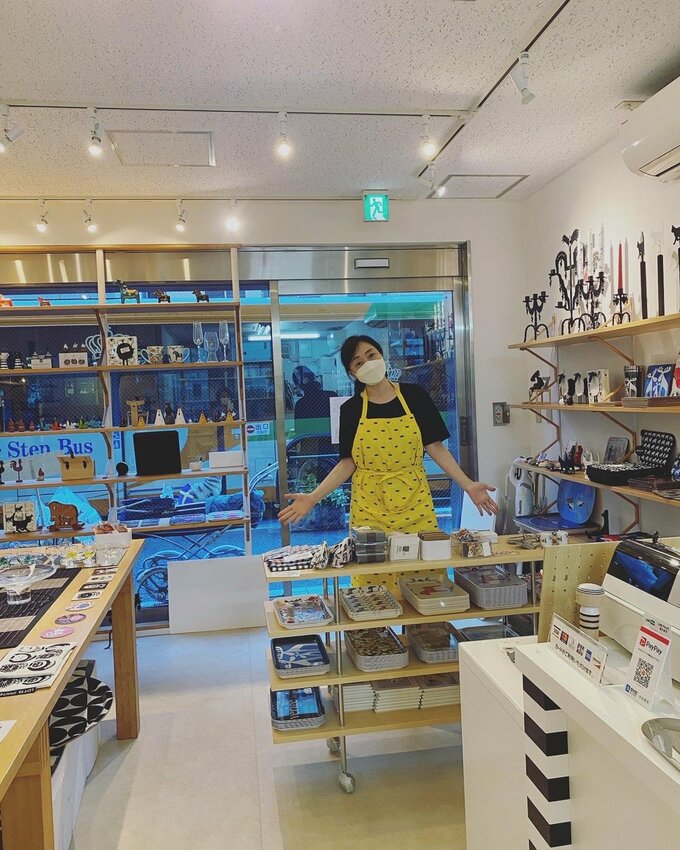 店舗に立つ女優の川上麻衣子さん