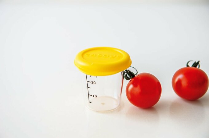 ドレッシングカップとトマト