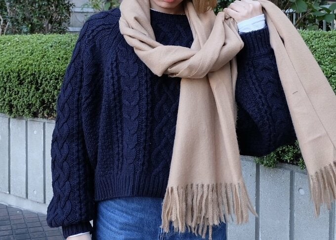 長い方を首に1周巻きつける