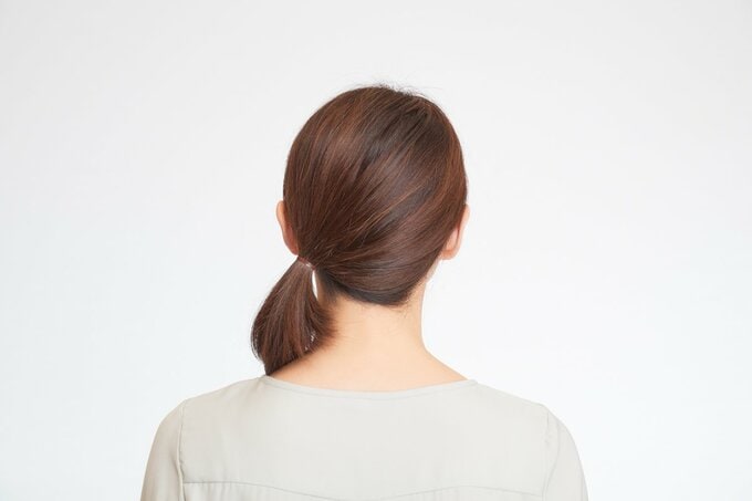サイド結びの女性の後ろ姿