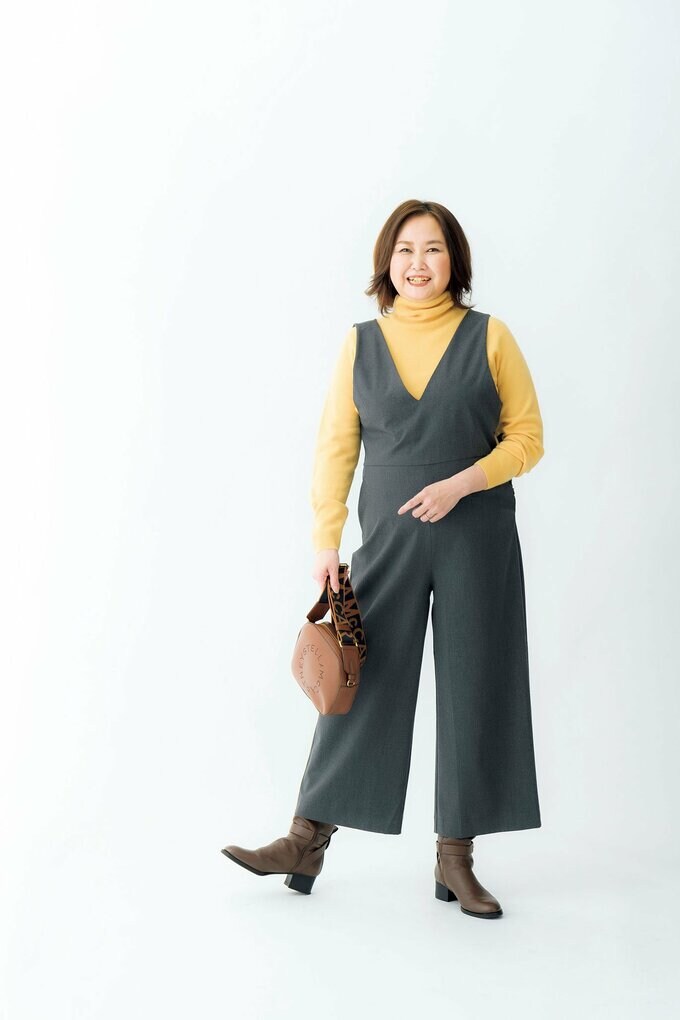 Vネックサロペット着る女性