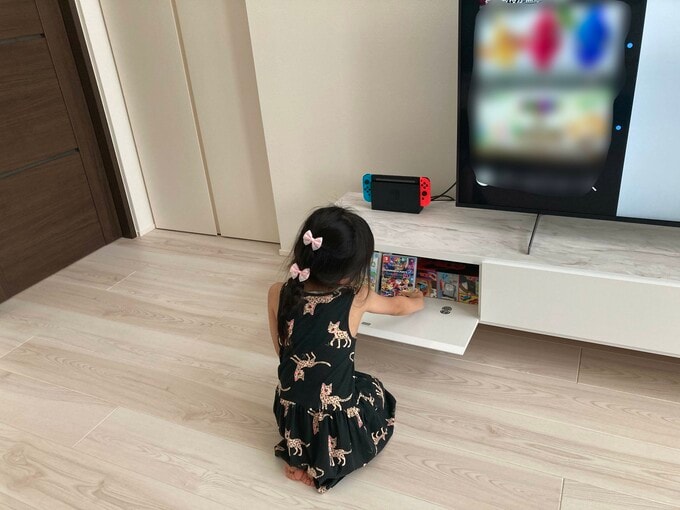 子どもとテレビボード