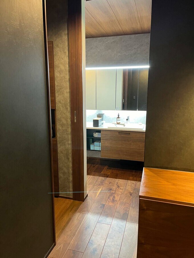 玄関脇の洗面所