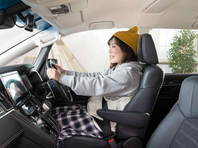 運転する女性