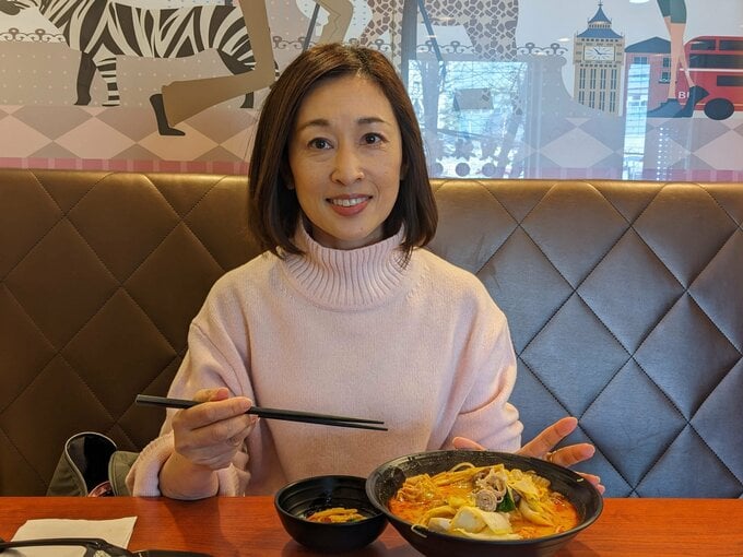 マーラータンを食べる女性