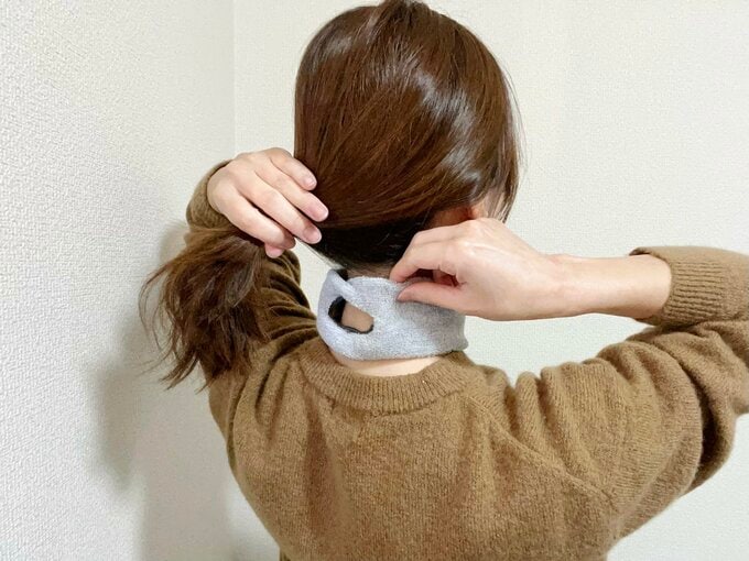 ヘアバンドを首からかぶる