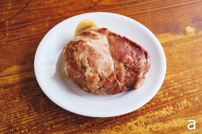 皿の上に置かれた焼いた肉