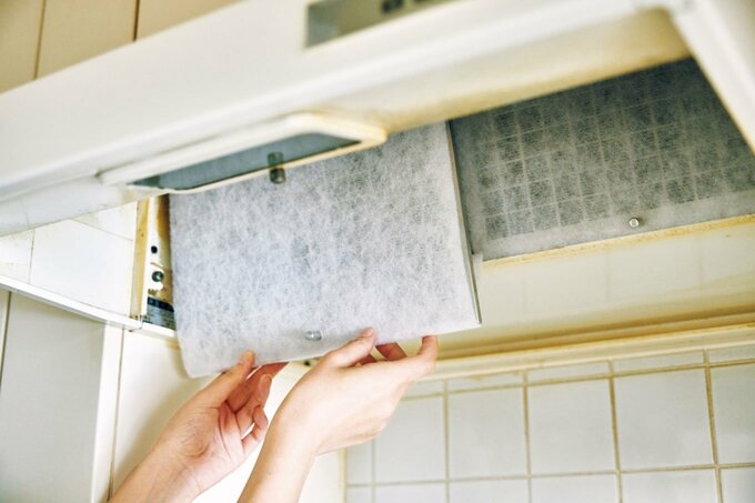 レンジフードを掃除する人