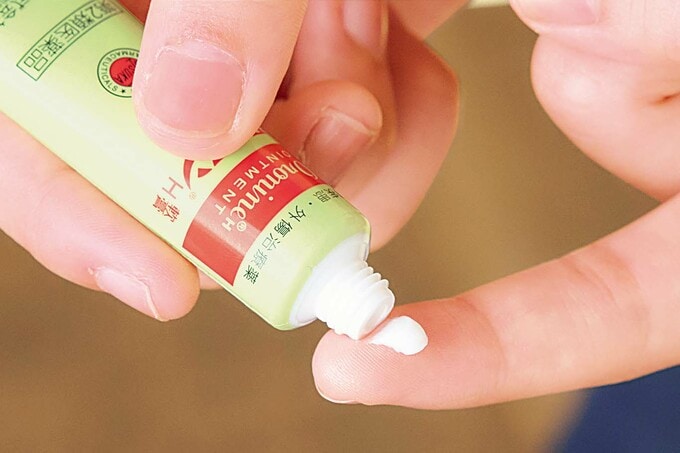 指先に軟膏を出しているところ