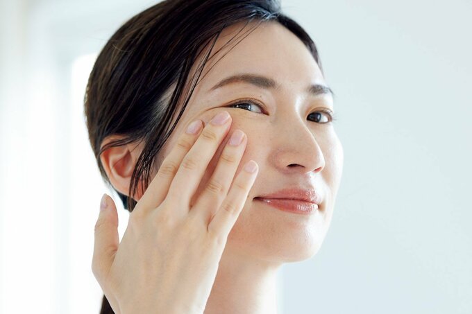 肌に日やけ止めを塗りつける人