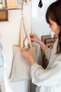 レジ袋は エコバッグに 入れて壁収納