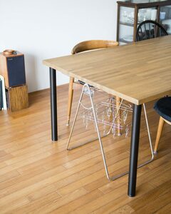 ピンチハンガーはテーブルの下に