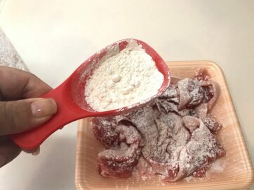 ニトリで発見！湿気ない容器＆粉ふるいスプーンで小麦粉のムダが減る