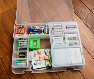 100円の「ファイルケース」収納。電池もコードも全部キレイに片づいた！