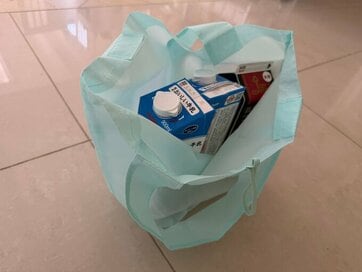 セリアの「マチが広いエコバッグ」が便利すぎた。パック飲料が立てて入り、ゴムバンドつきで収納袋をなくす失敗もゼロ