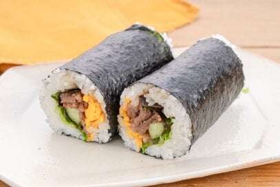 クッキングシートでくるっと巻くだけ。子どもも喜ぶ「牛肉の恵方巻」レシピ。甘辛い味でパクパク！