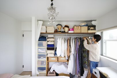 57平米1LDK・夫婦ふたり暮らし「クローゼットとキッチンの収納」。服はたたまない、無印良品カゴが重宝