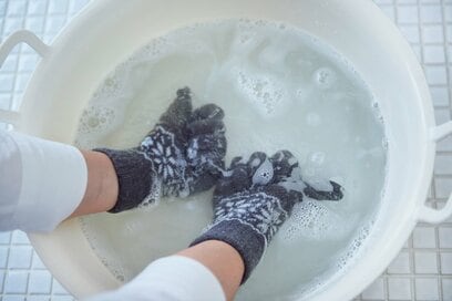手袋は「はめたまま洗う」のがコツ！冬小物おうち洗いの新常識とは