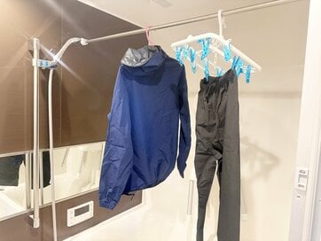 レインコートや傘、靴…「濡れたものはまず浴室へ」で快適。玄関スッキリ、梅雨の片付け習慣