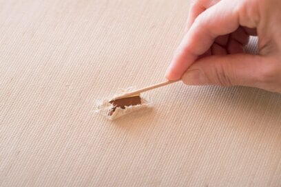 ふすまの破れを、ハガキや名刺でちゃちゃっと修理する裏ワザ