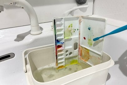 強敵「絵の具セット」のラクな洗い方。パレットの着色汚れ、カチカチの筆も簡単キレイ