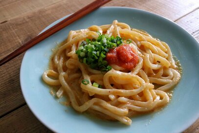 冷凍うどんをチンしてあえるだけ！手間なしカルボナーラ