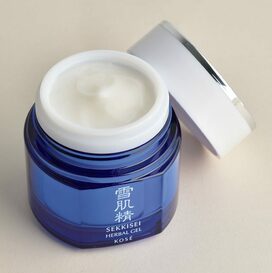 オールインワンコスメ戦国時代。迷ったら「形」から選んでみるのも手