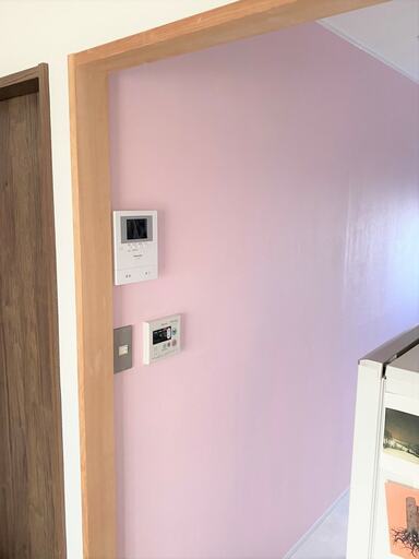 朝の日差しを浴びた壁