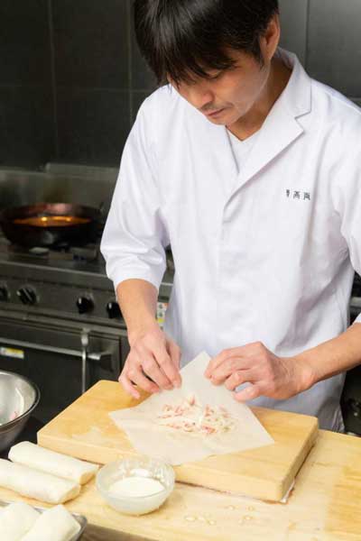 春巻きを巻く様子