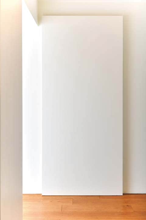 白い壁に同化して壁のように見える扉