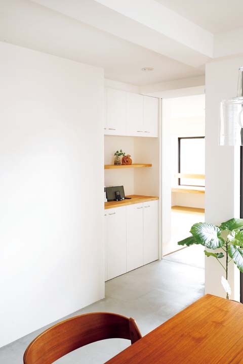 ダイニングから奥の和室を見たところ