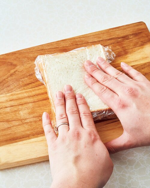 ラップで包んだ食パン