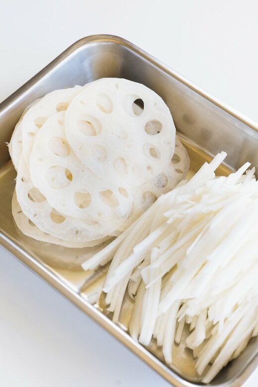 バットに入ったカットされたレンコン、大根、カブ