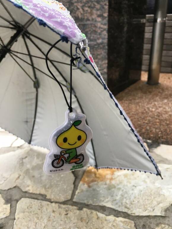 傘の骨組みにキーホルダーのチェーンを装着