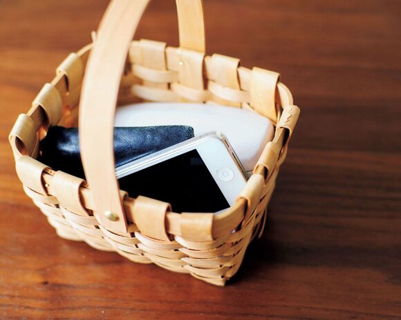 なくしがちな夫の小物は持ち手つきカゴにイン