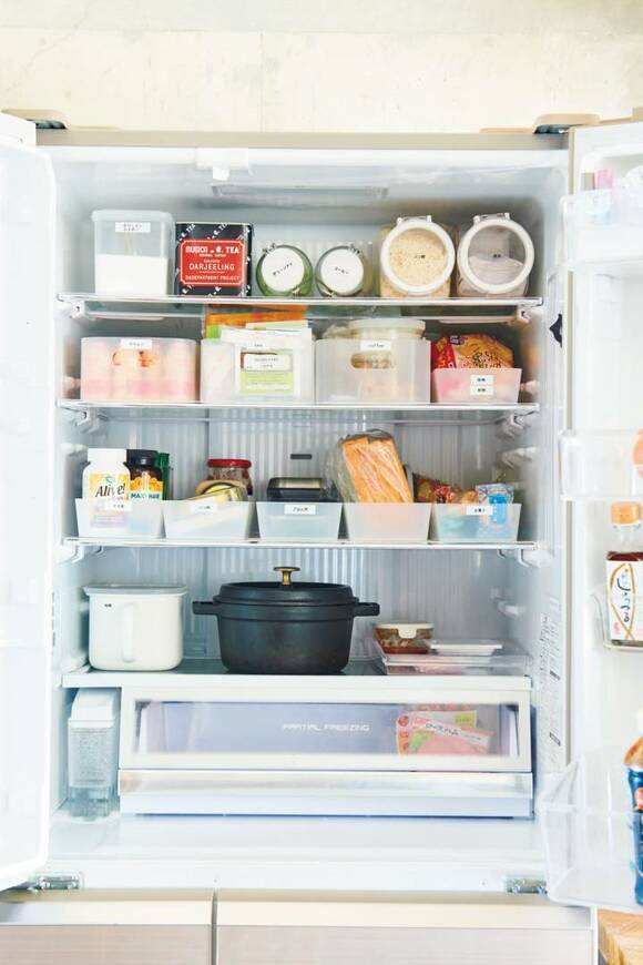 冷蔵室にボックスやトレーなど